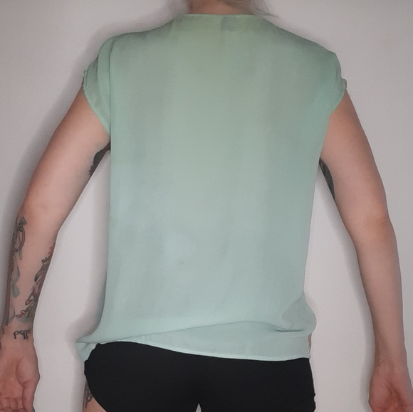 Hello Kitty X Forever 21 Sleeveless Blouse. - Picture 4 of 4